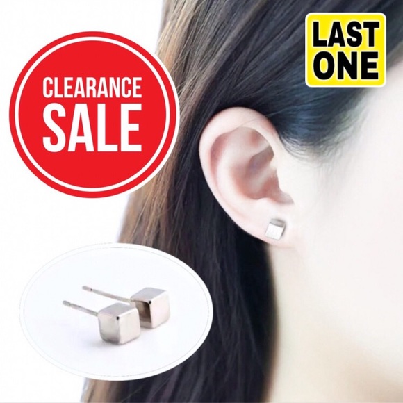 Jewelry - 🔴5/$15🔴CLEARANCE Silver Cube Simple Earrings NEW